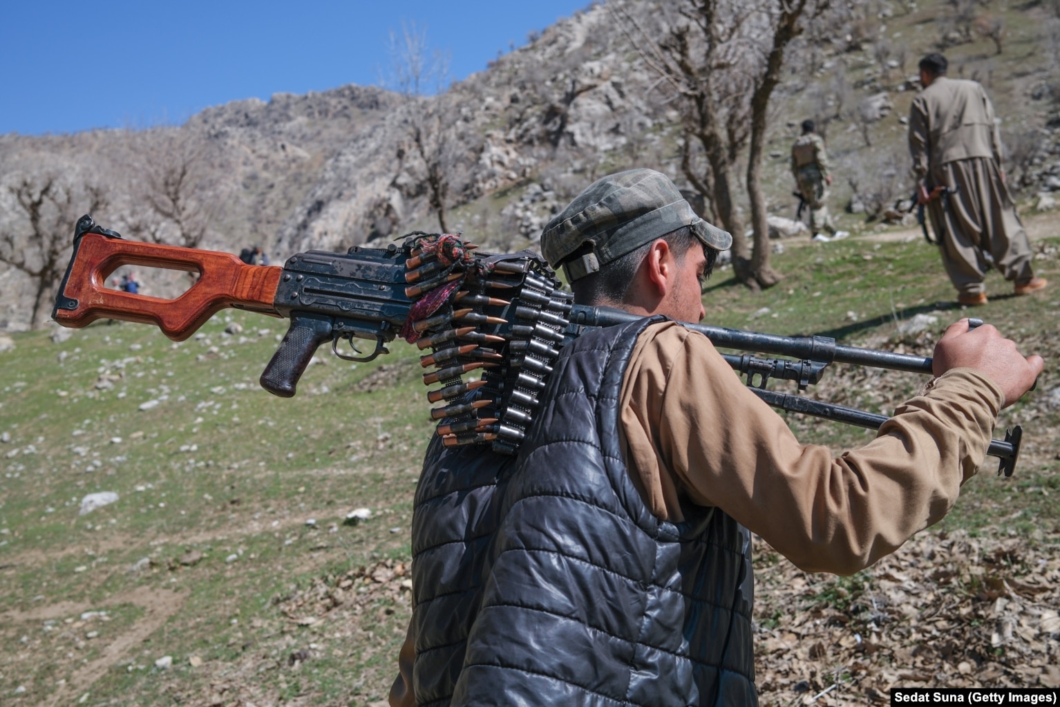 Një militant kurd në një bazë malore në Irakun verilindor më 12 mars.