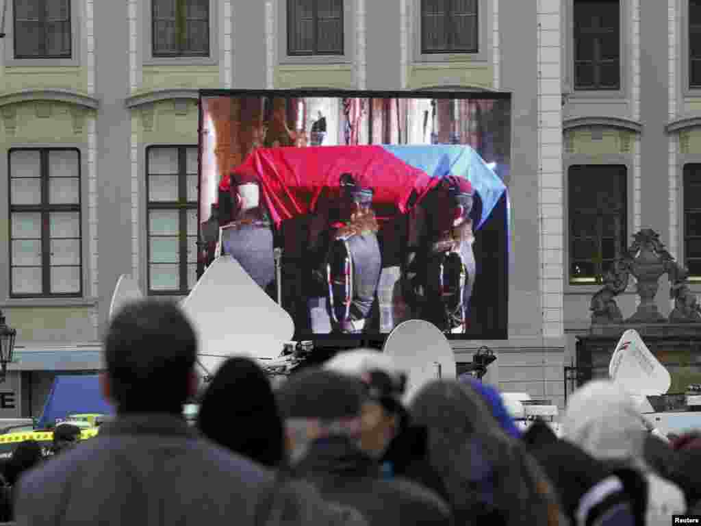 Ljudi gledaju na velikom ekranu pogrebnu ceremoniju za pokojnog biv&scaron;eg če&scaron;kog predsjednika Vaclava Havela, Hradčani, 23. decembra 2011