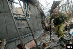 Пророссийский сепаратист на позициях в селе Зайцево под Донецком. Март 2016 года