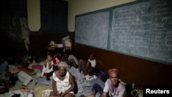 კუნძულ ჰაიტიზე ქარიშხლის გამო ევაკუირებულები თავს აფარებენ ერთ-ერთ სკოლას