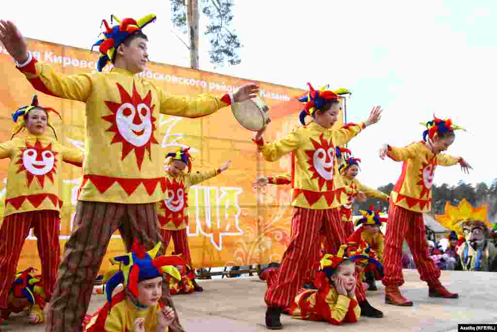 Бәйрәмдә балалар чыгышы