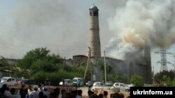 Ozodlikka yuborilgan fotosuratda shu joydagi masjiddan tutun chiqayotganini ko‘rish mumkin. Dastlab Toshkentning kichik xalqa yo‘li oldidagi masjid ekani aytilgan voqea joyi, ma‘lum bo‘lishicha, Andijonga doirdir.