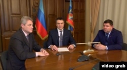 Леонид Пасечник (в центре) объявляет об отставке Игоря Плотницкого с должности главаря группировки «ЛНР»