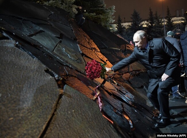 Vladimir Putin depone fiori davanti al "muro del pianto" di Mosca