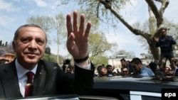 Түркия президенті Режеп Тайып Ердоғанның Аюб сұлтан мешітінен шыққан сәті. Стамбул. 17 сәуір, 2017 жыл.