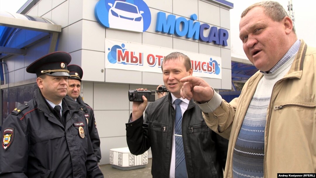 Заместитель начальника полиции по охране правопорядка ОМВД по Кавказскому району подполковник Виталий Бережной, юрист и видеоблогер Сергей Земцов (в центре), участник Тракторного марша фермер Олег Петров