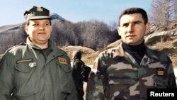 Генералите Младен Маркач и Анте Готовина сликани на Велебит во 1998 година.