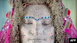 Bosniada toy zamanı üzü boyanılan qadın. Bosnia regional etnoqrafiya muzeyində.
