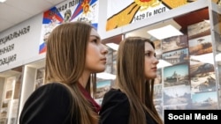 دانش‌آموزان در حال بازدید از نمایشگاهی در یک موزه نظامی در مسکو