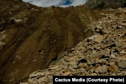 მყინვარ ჭალაადის სამხრეთი კალთა. ფოტო გადაღებულია დაახლოებით 2 მეტრის მიახლოებით. ფოტო - კაქტუსი, 2025 წლის 8 ოქტომბერი