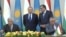 Қазақстан мен Тәжікстан президенттері Нұрсұлтан Назарбаев (сол жақтан екінші) пен Эмомали Рахмон (сол жақтан үшінші) келісімдерге қол қою шарасында. Душанбе,14 қыркүйек 2015 жыл.