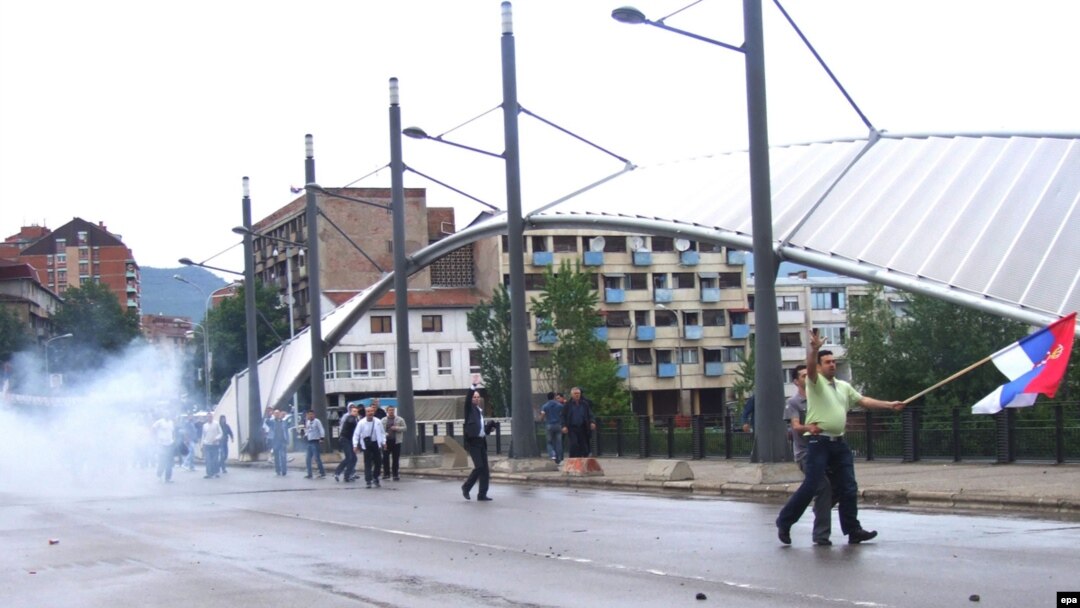 Kosovski Srbi sa zastavom tokom protesta u Mitrovici, 30. maj 2010. 