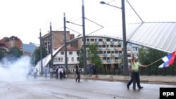 Kosovski Srbi sa zastavom tokom protesta u Mitrovici, 30. maj 2010. 