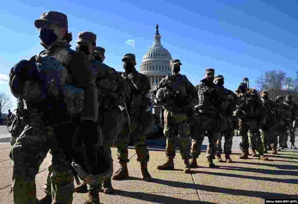 Члены Национальной гвардии собираются на контрольно-пропускном пункте возле Капитолия перед церемонией инаугурации президента США в Вашингтоне, округ Колумбия, 19 января 2021 года