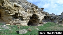 Вглубь самая большая пещера идет на 6-7 метров