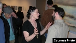 Нью-йоркская художница Ригина Грэнн среди посетителей выставки