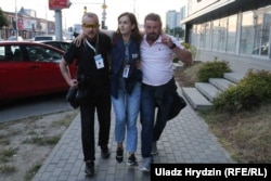 Журналістцы «Нашай нівы» Натальлі Лубнеўскай, якая мела камізэльку з надпісам PRESS, сілавік стрэліў у нагу. 10 жніўня 2020