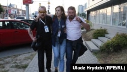 Журналістка Наталя Лубневська (в центрі), поранена гумовою кулею 10 серпня в Мінську