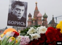 2 сакавіка людзі працягвалі прыносіць кветкі да месца забойства Барыса Нямцова ў Маскве.