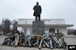 Pervomaisk, statuia lui Lenin decorată cu obuze trase de armata ucraineană.