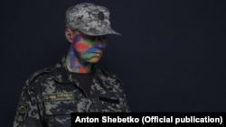 Фотография из серии "Мы были здесь" Антона Шебетко, посвященной геям, участвующим в боевых действиях в Донбассе
