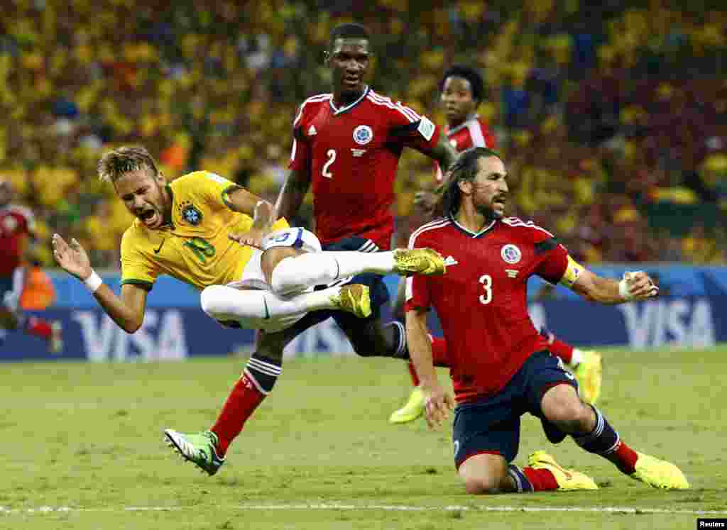 Ҷараёни бозии Бразилияву Колумбия дар давраи чорякниҳоии Ҷоми ҷаҳон-2014. Бразилия&nbsp; Колумбияро бо ҳисоби 2-1 шикас дод.