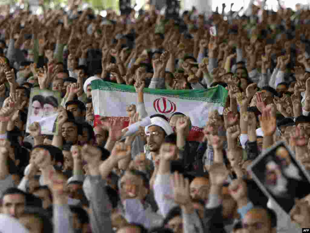 Iran - Sljedbenici - Sljedbenici iranskog vjerskog vodje na redovnoj sedmičnoj molitvi petkom, kada je zatražen prekid protesta.