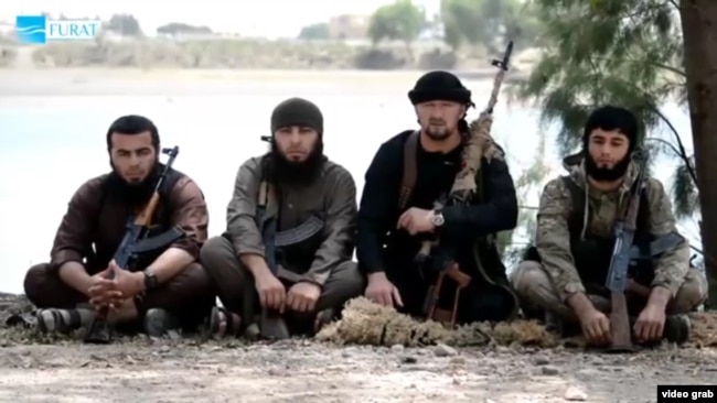 Гулмурод Халимов (второй слева) с таджикскими "джихадистами" в Сирии