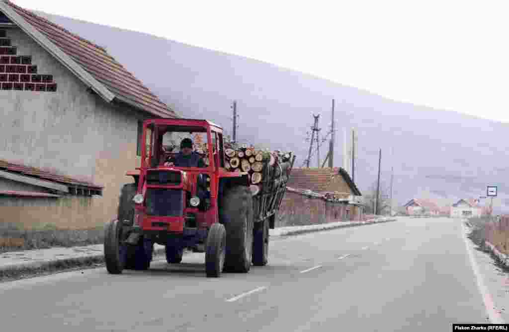 A tractor rumbling through the village of Obiliq. (Photo by Flakon Zharku)