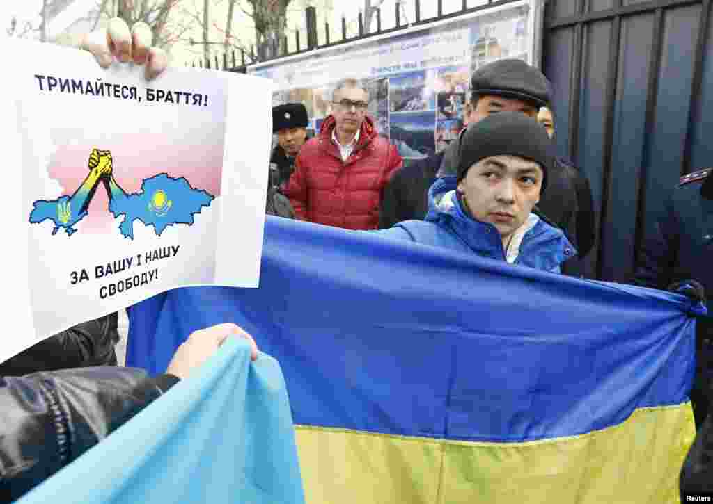 3 и 4 марта в нескольких городах Казахстана прошли акции протеста против действий России в Украине. У посольства России в Астане в понедельник собрались десятки человек, чтобы выразить протест военному вторжению Москвы на территорию Украины. Один из участников акции был задержан полицией. Группа активистов провела акцию перед консульством России в Алматы. В руках у них был плакат с надписью: "Россия, руки прочь от Украины!" 4 марта в Уральске активисты вручили петицию с требованием не вводить в Украину войска консулу России. 