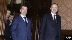 رجب طیب اردوغان (راست)، نخست وزیر ترکیه همراه با دمیتری مدودف، رییس جمهور روسیه 