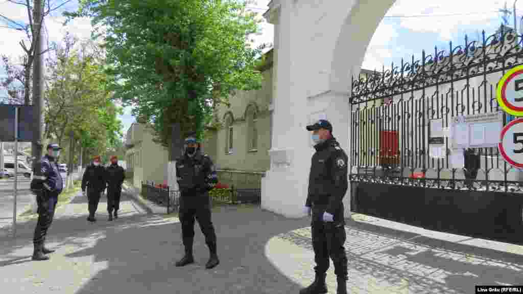 Polițiști și carabinieri la poarta Cimitirului Armenesc din Chișinău.