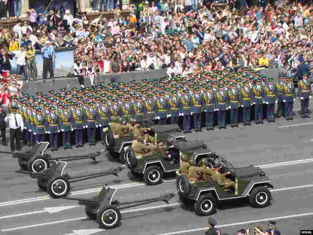 На параді представили й інші зразки військової техніки 1945 року: автомобілі, мотоцикли, протитанкові гармати та навіть легендарну систему залпового вогню БМ-13 "Катюша".