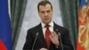 В этот раз Медведев не скрывал дистанции между собой и присутствующими и выступал с трибуны