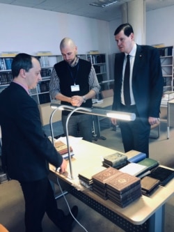 На пярэднім пляне зьлева — намесьнік дырэктара Нацыянальнай Бібліятэкі Беларусі Алесь Суша