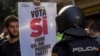 Прихильник незалежності Каталонії з плакатом перед іспанським поліцейським. Барселона, 20 вересня 2017 року