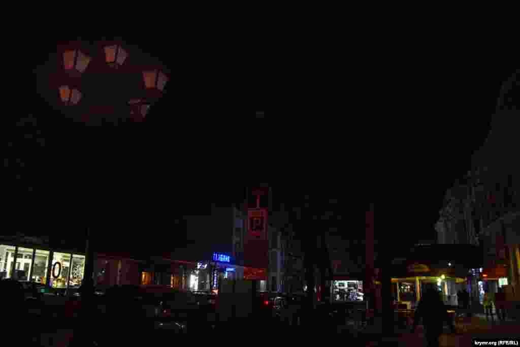 Симферопольдегі Горький көшесі. Мұнда да қала көшелеріндегідей фонарьлар өшіп тұр. &nbsp;