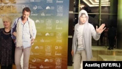 Тамашачылар Марат Бәшәров белән Шамил Хаматов рәсемнәре янында фотога төштеләр