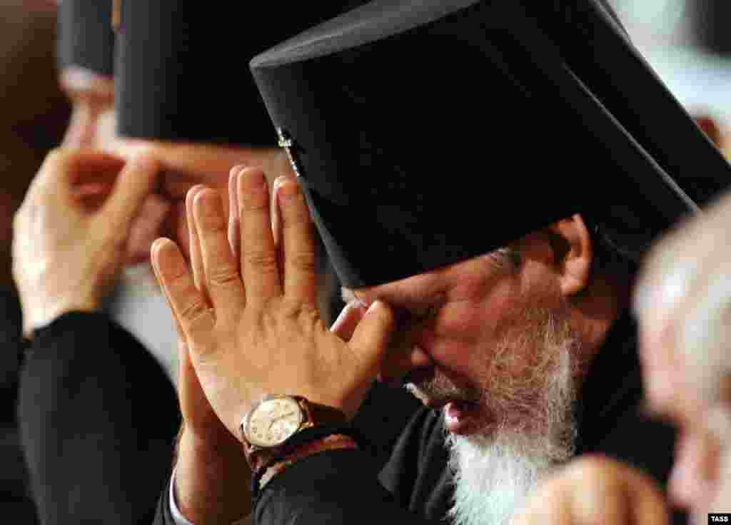 Глава русской Православной церкви патриарх всея Руси Кирилл и его часы за $30 тыс.