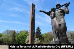 Монумент слави обгороджують у Львові, 23 квітня 2018 року