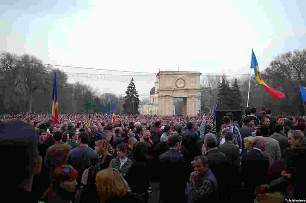 Moldova - Protests cum riots in Chisinau on April 7