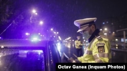 București, poliția verifică persoanele care se află pe stradă în pofida interdicției de a ieși în timpul nopții, 24 martie 2020