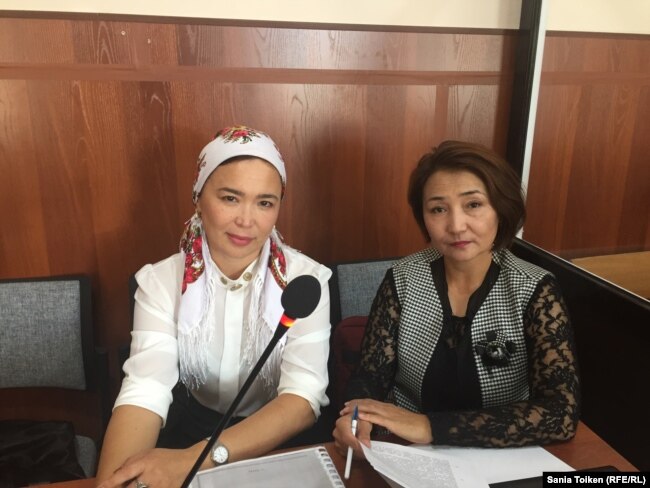 Айгуль Акберди (слева) и ее адвокат Жанар Сундеткалиева в зале суда. Актау, 20 октября 2018 года.
