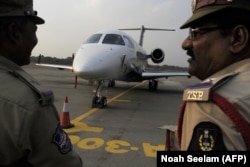Индийские полицейские в аэропорту