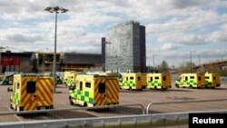 نمایی از آمبولانس‌های آماده در برابر بیمارستان نایتینگل لندن، بریتانیا