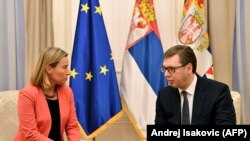 ÝB-niň daşary syýasat boýunça başlygy Federika Mogherini (ç) we Serbiýanyň prezidenti Aleksandar Wuçiç (s), Belgrad, 28-nji mart, 2018