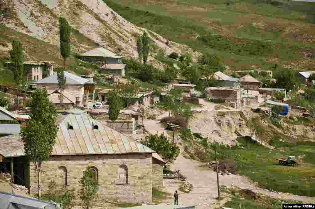 Zarat "Qəm Pəncərəsi", "Atları yəhərləyin"("Qaçaq Nəbi", "Qanlı zəmi" adlarıyla da tanınır) və bir çox başqa bədii filmin çəkildiyi kəndin adıdır. Şamaxı rayonu ərazisinə daxil olan bu kənd rayon mərkəzindən təxminən 25-km uzaqda yerləşir.