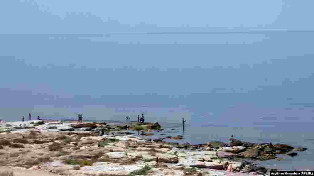 Каспий теңізінің жағасында демалып жүрген Ақтау тұрғындары. Ақтау, 2 тамыз 2014 жыл.