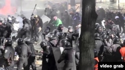 Столкновения между участниками протестов и милицией в центре Киева. 18 февраля 2014 года.