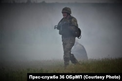 Командувач морської піхоти Юрій Содоль під час випробувань на право носити берет морпіха. 8 травня 2018 року